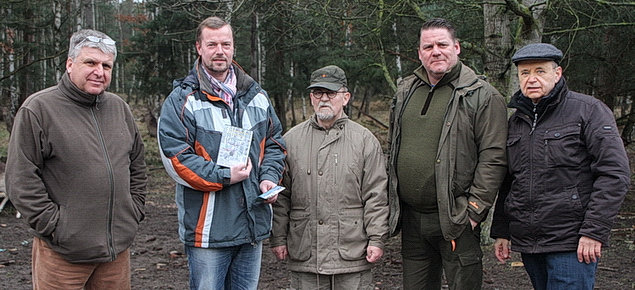 Hubertus Ostermann, Chtistoph-Mathias Pischel, Hans-Jürgen Rusczyk, Marco Klapper und Dr. Reinhard Buchheim (v.l.n.r.) im Naturreservat "Burger Holz